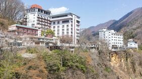 バブル期は｢芸妓80人｣｢ストリップ劇場｣の大繁盛→《大型ホテルは廃墟》に…年間30万人が来た温泉街の現在地