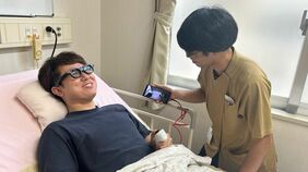 声を出せない患者がメガネで語り始めた､沖縄の病院と札幌のゲーム会社がAIで変えた病室の会話