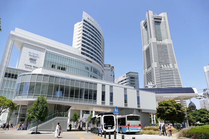 桜木町側の駅舎。JRの駅前にある