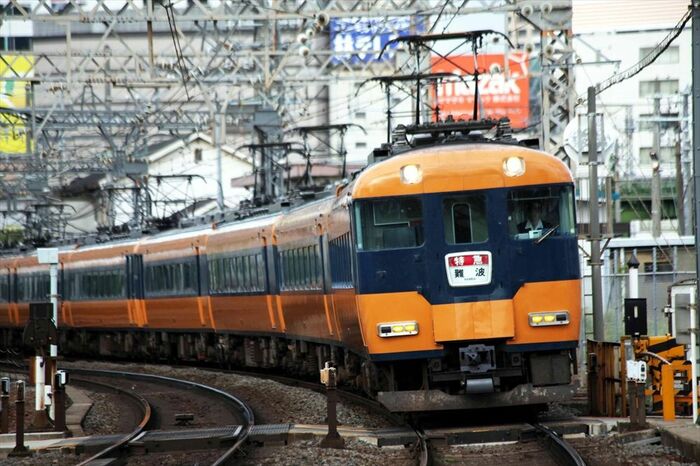 近鉄特急の塗装は長らくオレンジと紺だった