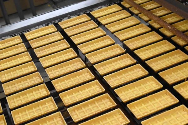 生産ラインを整然と流れていくモナカ皮