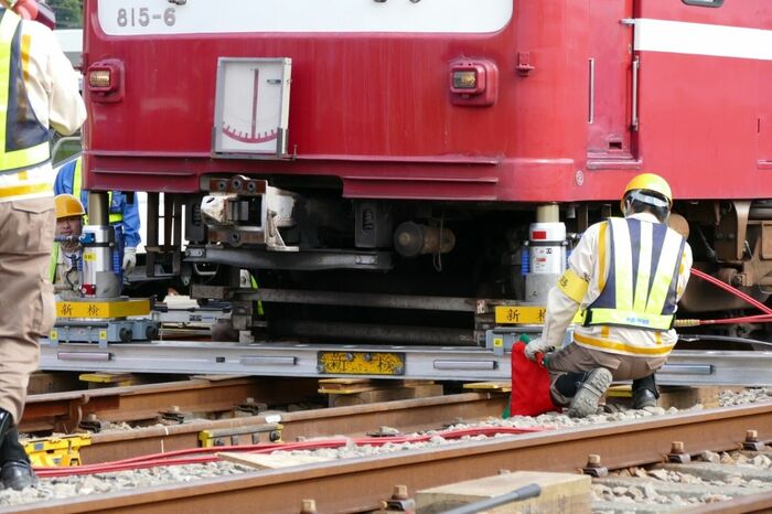 列車をジャッキで持ち上げる