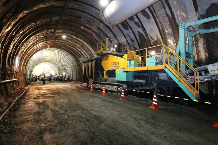 工事中のトンネル内部