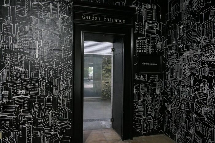 このドアから庭園に出られた