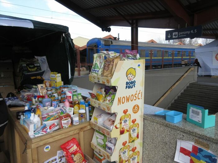 駅のホームでは食料や生活用品を提供している