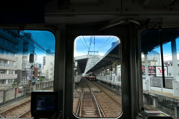 5番線のホームに到着する