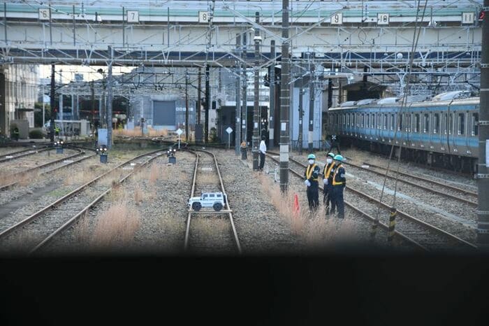 線路上に置かれた自動車のおもちゃ