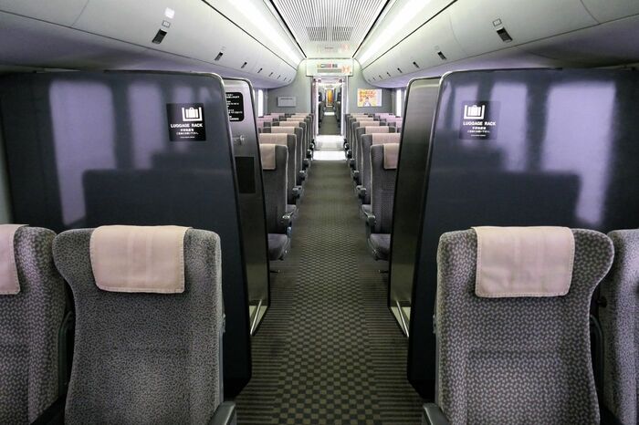 中央に荷物置き場を備えた車両も