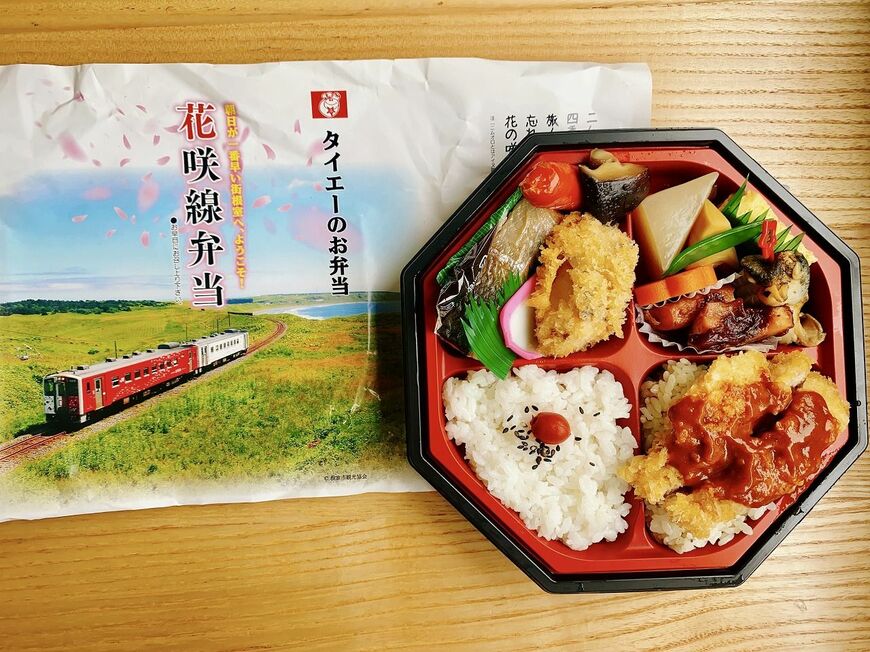 ボリュームたっぷりの花咲線弁当（タイエー、筆者撮影）