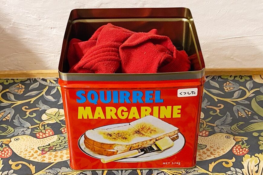 大きめサイズの空き缶に放り込んで収納（筆者撮影）