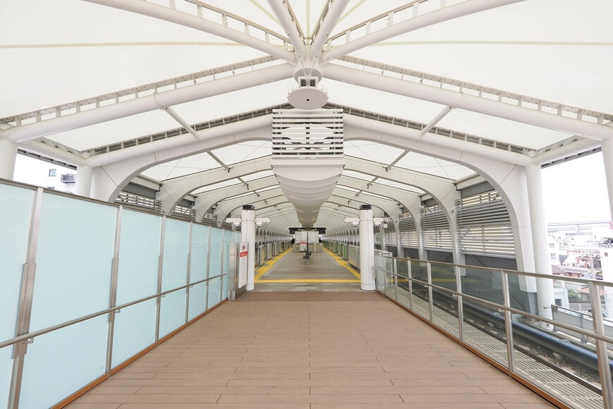 白を基調とした明るい色合いに統一された駅ホーム部（撮影：伊原薫）