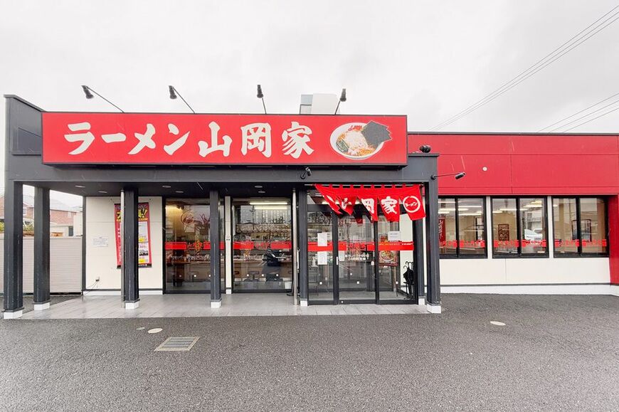 トラックもOKな広々とした駐車スペースを完備（筆者撮影）