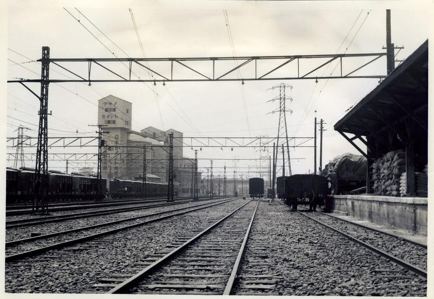 セメント包装所をそばに控えたかつての下板橋構内（写真：東武博物館）