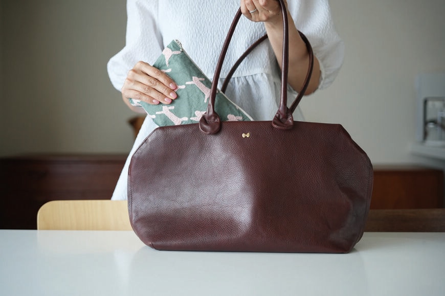 防災ポーチの中には絆創膏や常備薬、小銭やリップなど、普段から使うものも入れています（写真：筆者提供） 