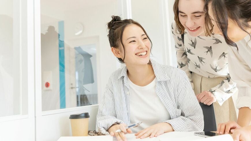 特別にお金のかかる環境に置かれてきたわけではない、帰国生でもない人たちが、高いレベルの英語力を身につけた秘訣とは（写真：8x10／PIXTA）