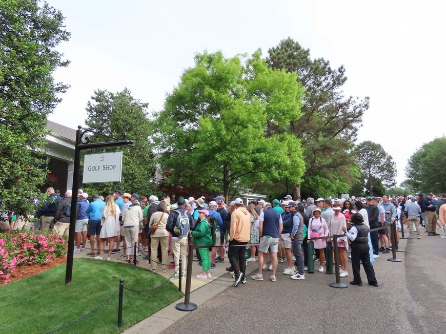 グッズショップの長い列（写真：筆者撮影）