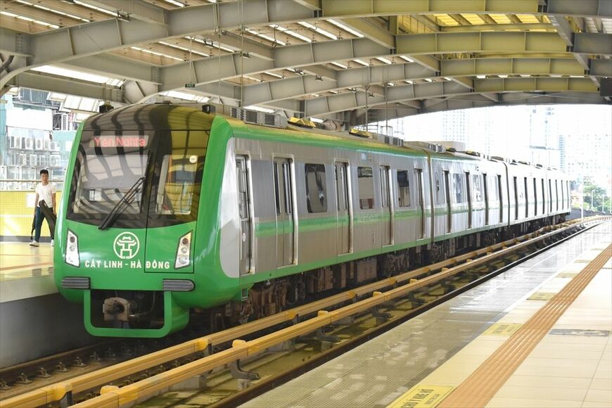 中国ODAによって建設されたハノイ2A号線の中国製車両。同線は2015年の開業予定が2021年に延びた（筆者撮影）