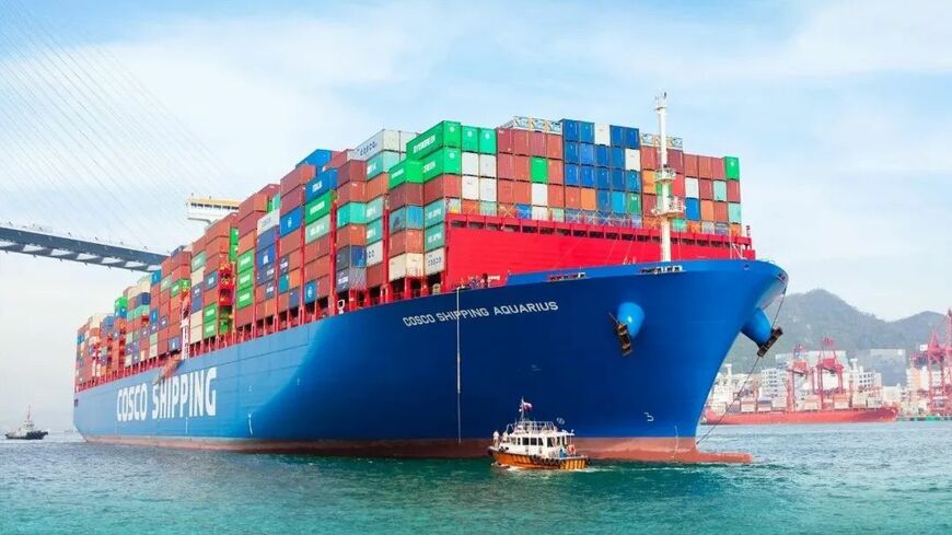 中国の対米輸出は、アメリカの政権交代に伴う不確実性の増大に直面している。写真は中国のコンテナ海運大手、中遠海運控股の大型コンテナ船（同社の公式SNSアカウントより）