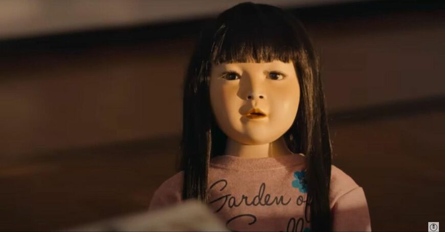 アヤは本物の子どものようにあどけない顔立ちで……（出所：東宝MOVIEチャンネル） 