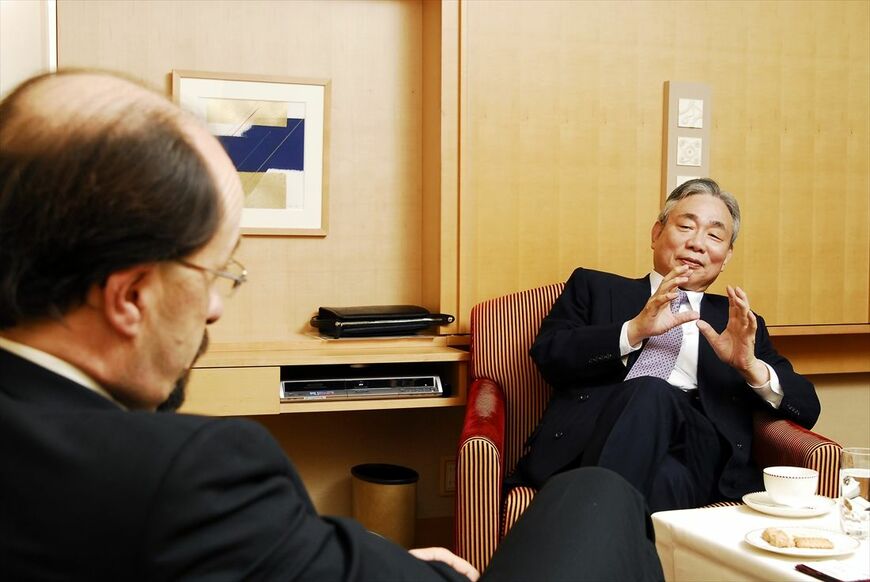 英『エコノミスト』誌元編集長のビル・エモット氏（左）と対談する葛西氏＝2009年（撮影：梅谷秀司）