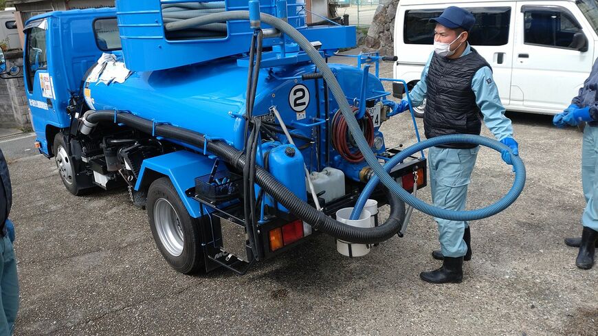 屎尿処理に奮闘している職員たち