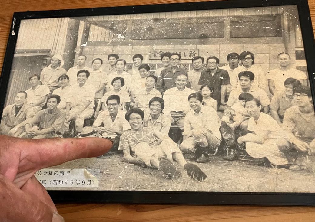 まだ多くの住人がいた1971年9月に新しき村で撮影された写真。中央手前に座っているのが若かりし頃の松田省吾さんだという（日向新しき村の記念館にあった写真を撮影）