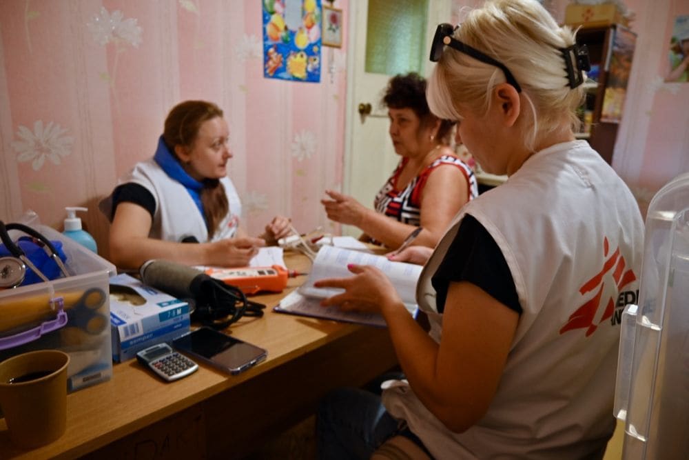 ドネツク州内の村を回り移動診療を行うMSFチーム