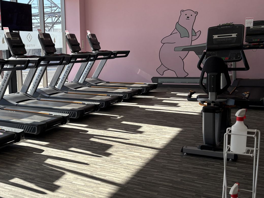 ランニングマシンやエアロバイクの数には余裕がある。壁にはマスコットキャラクターが描かれカジュアルな雰囲気だ（写真：筆者撮影）