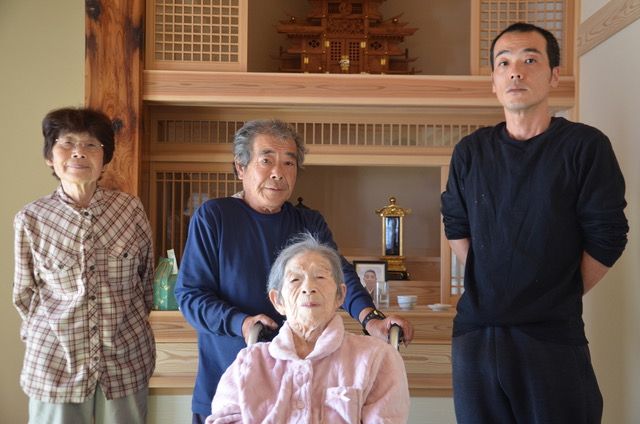 金沢さん一家。この後、母のイチさんは98歳で亡くなった（撮影：筆者）