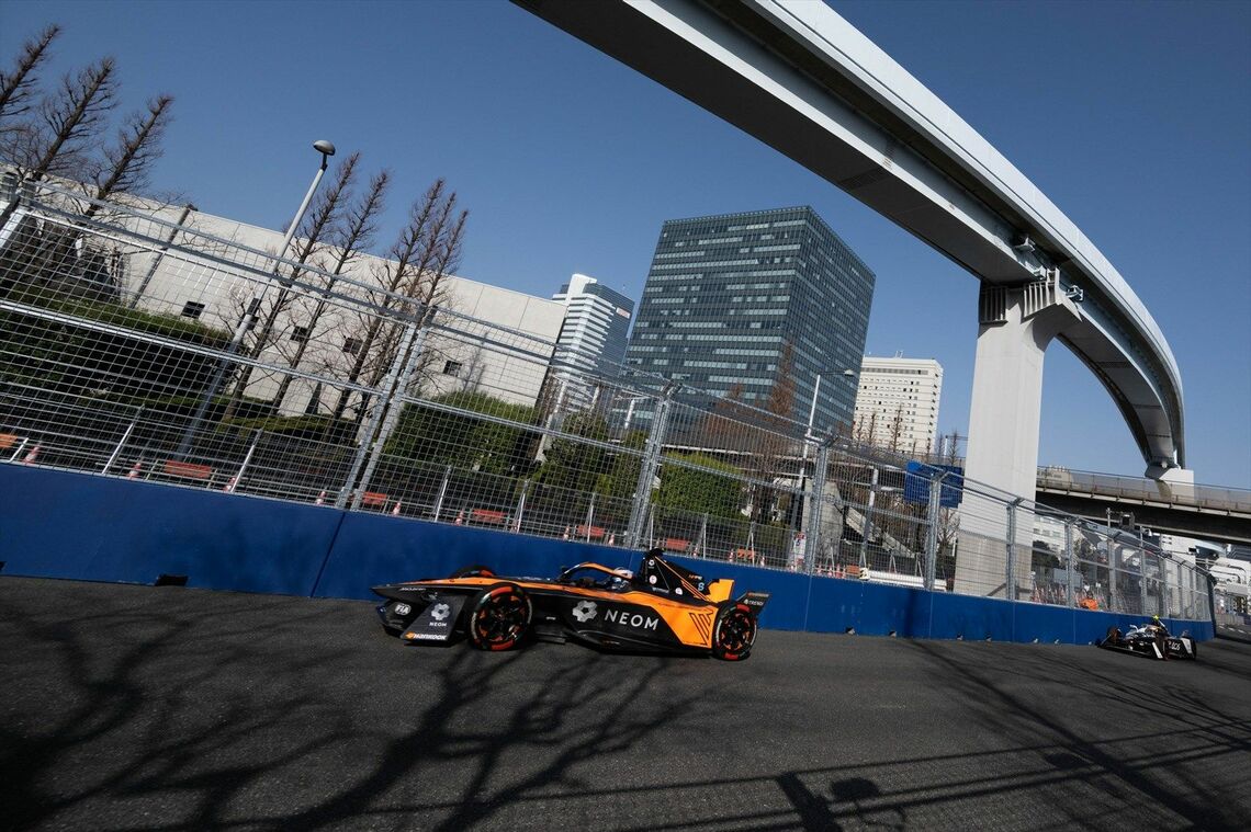 ゆりかもめの軌道下を走るマクラーレンのマシン（写真：Formula E）