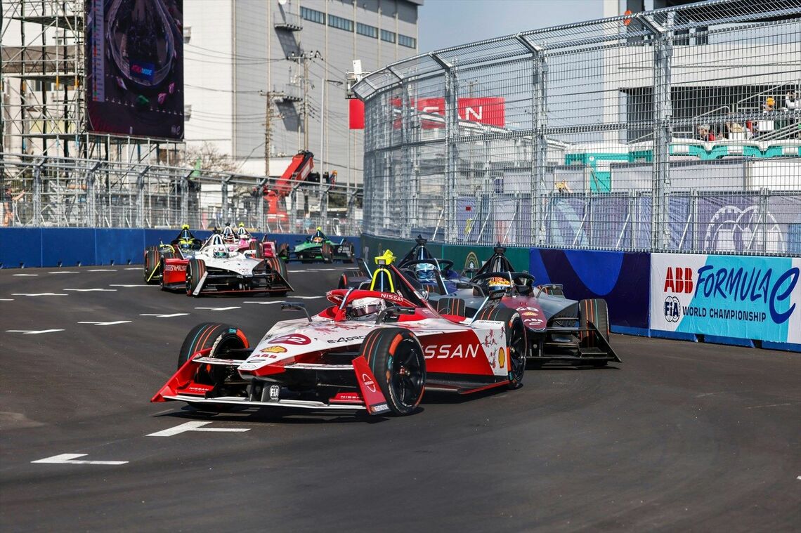 S字コーナーを駆け抜ける日産のマシン（写真：Formula E）