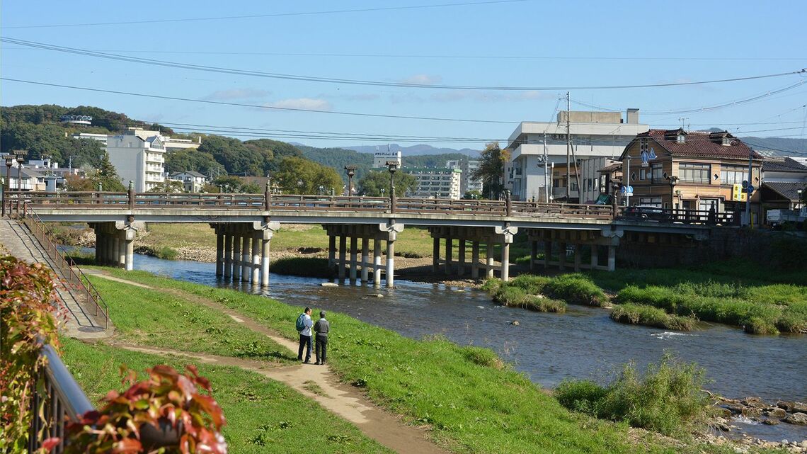 盛岡城跡のすぐ横を流れる中津川は