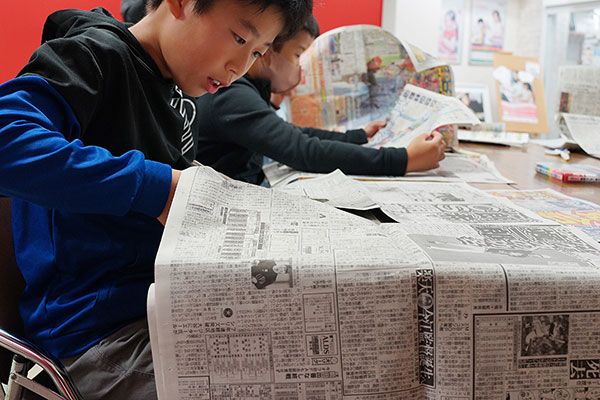 子どもたちは日頃あまり接することのない新聞というメディアに興味津々だった