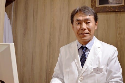 みぞぐちクリニックの溝口徹院長。食事の最適化やサプリメントの摂取などで体の不調を改善させる「オーソモレキュラー栄養療法」を専門とする（写真：筆者撮影）