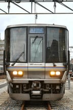 223系は番台によってライトの形状などが異なる
