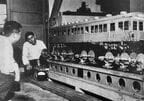 鉄道の振動問題を研究する松平精（奥の人物）