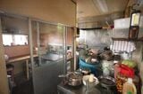 自宅前に建てた厨房。約4坪程度のここで数百食もの弁当を作る。「当時は一人で使うだけだから十分な大きさと思っていたんですけど‥‥忙しいときは5人くらいで作業するからかなりひしめき合っています」とまゆみさん（筆者撮影）