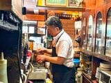 飲み物をつくる大畑和弘さん（筆者撮影）