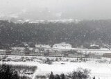 吹雪の中、上越線を走る特急「水上」（撮影：南正時）