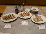餃子など、酒が飲みたくなるようなラインナップが充実している（筆者撮影）