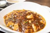 麻婆豆腐。山椒の華やかな香りに、しっかりした豆板醤のコク、辛さと旨みのバランスが絶妙で、最高においしい（筆者撮影）