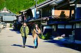 福山雅治さんと有村架純さんが歩くシーンは岐阜県郡上八幡の「本町通り」で撮影されました（©2025映画『ブラック・ショーマン』製作委員会）