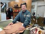 「レザーアウトレット アビチ」の店主・藤原元さん