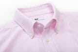 淡いピンク色のボタンダウンタイプの半袖シャツ