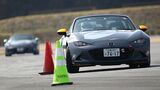 10代後半から30代前半までのeスポーツレーサーが実車でのトレーニングを受けた（写真：マツダ）