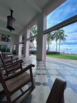 ロイヤルハワイアン。海に面したパブリックスペースのアームチェアが心地よい（筆者撮影）