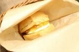 マーマレードジャムのスコーンは甘すぎず、クリームチーズとジャムの酸味がよく合っていた（撮影：尾形文繁）