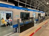 スオイティエン駅に停車する電車。この駅のホームドアは腰までの高さだ（筆者撮影）