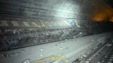 ゴッタルドベーストンネルで発生した貨物列車の脱線事故現場。手前に積荷の食品缶などが散乱している（写真：スイス連邦鉄道 © SBB CFF FFS）