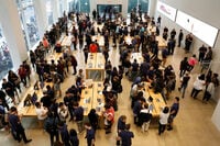 米国でも｢iPhone8｣発売､店舗の客は少なめ 例年の新モデル発売当日ほど行列にならず
